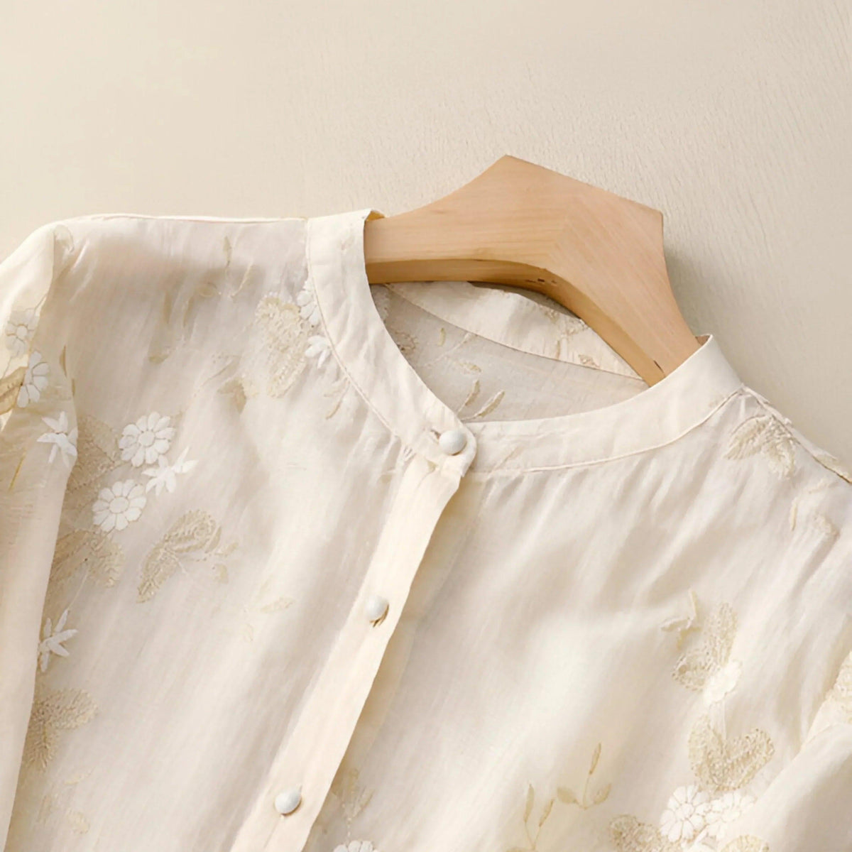 Tanzanix | Lös blus med broderade blommor