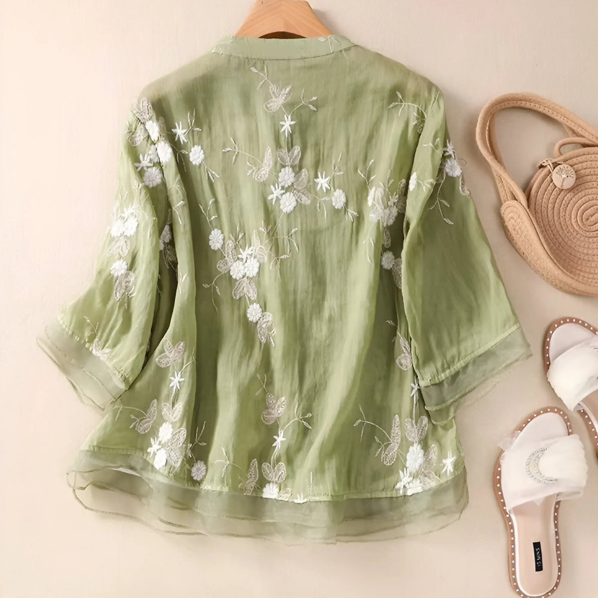Tanzanix | Lös blus med broderade blommor