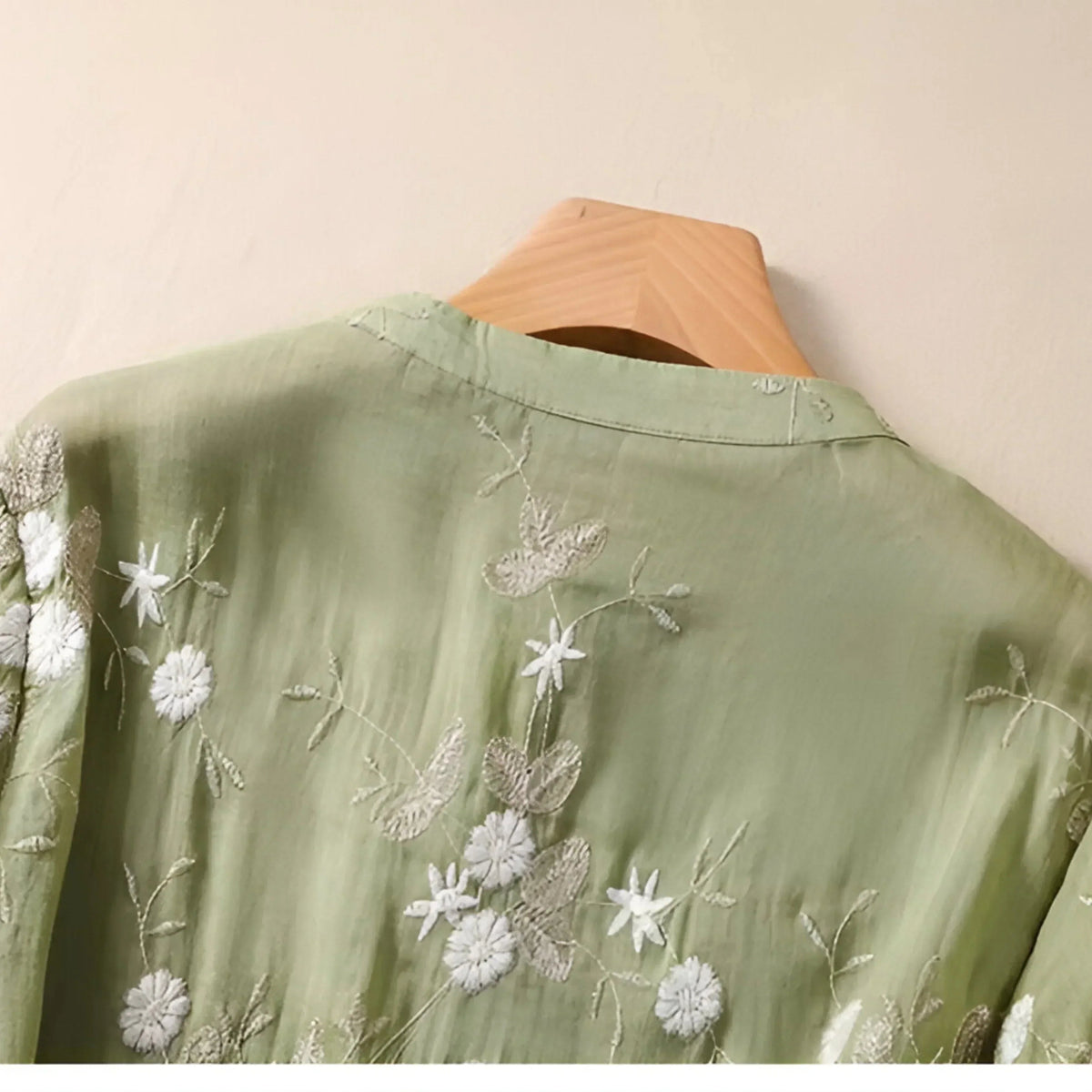 Tanzanix | Lös blus med broderade blommor