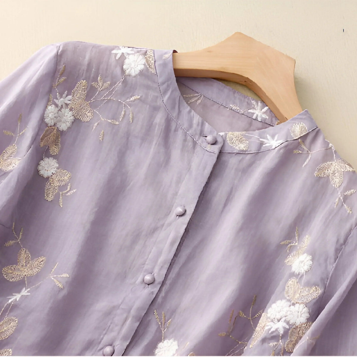 Tanzanix | Lös blus med broderade blommor