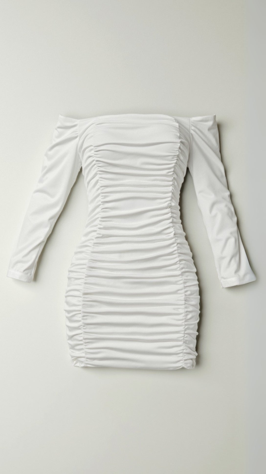 Tanzanix | Off shoulder-miniklänning i bodycon-modell med rynkade volanger